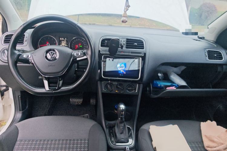 Used Volkswagen Polo 2016 1.6L Automatic Comfort Model Center Console