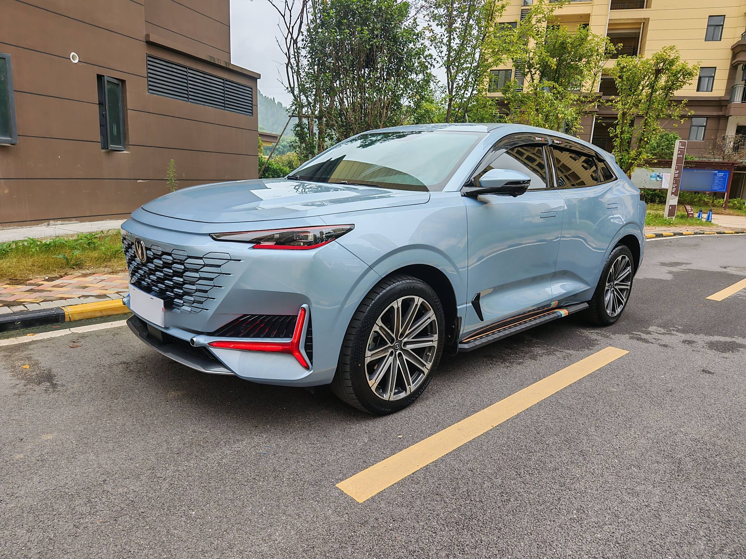 Под передней частью автомобиля