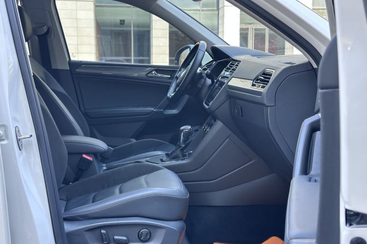 Used Volkswagen Tiguan L 2021 330TSI Automatic Two-Wheel Drive R-Line Enhanced Edition Right Front Seat