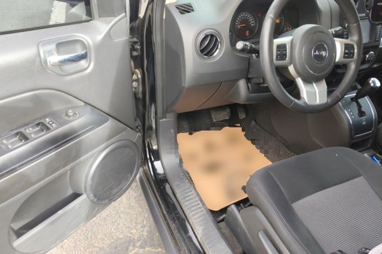 Used Jeep Compass 2014 2.0L two-wheel drive sport version Driver Seat