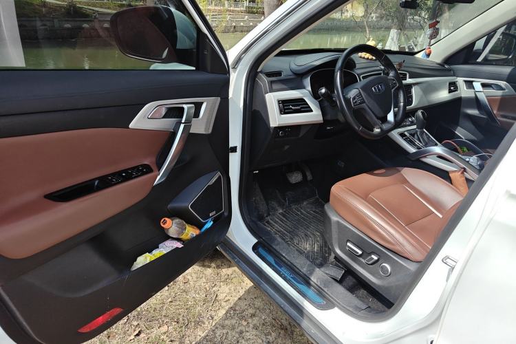 Used Geely Auto Emgrand X7 Sport 2018 1.8TD Automatic Two-Wheel Drive ZhiZun Model with 4G Connectivity Driver Seat