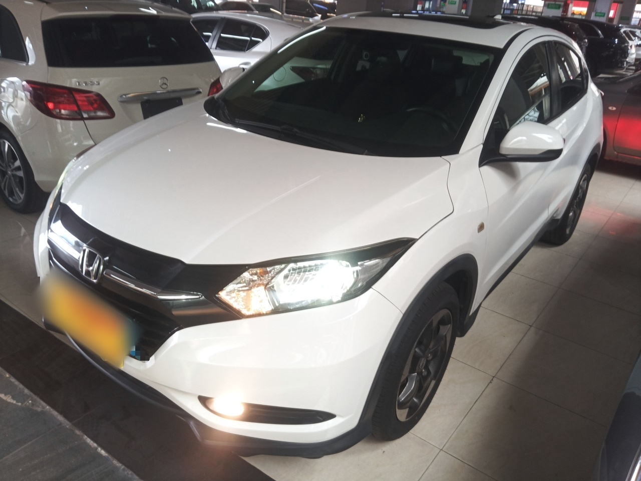 تحت مقدمة السيارة