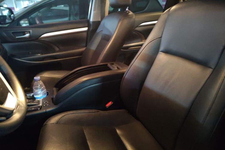 Used Toyota Highlander 2018 2.0T Two-Wheel-Drive Luxury Edition 7 Seats Emission Standard China V
