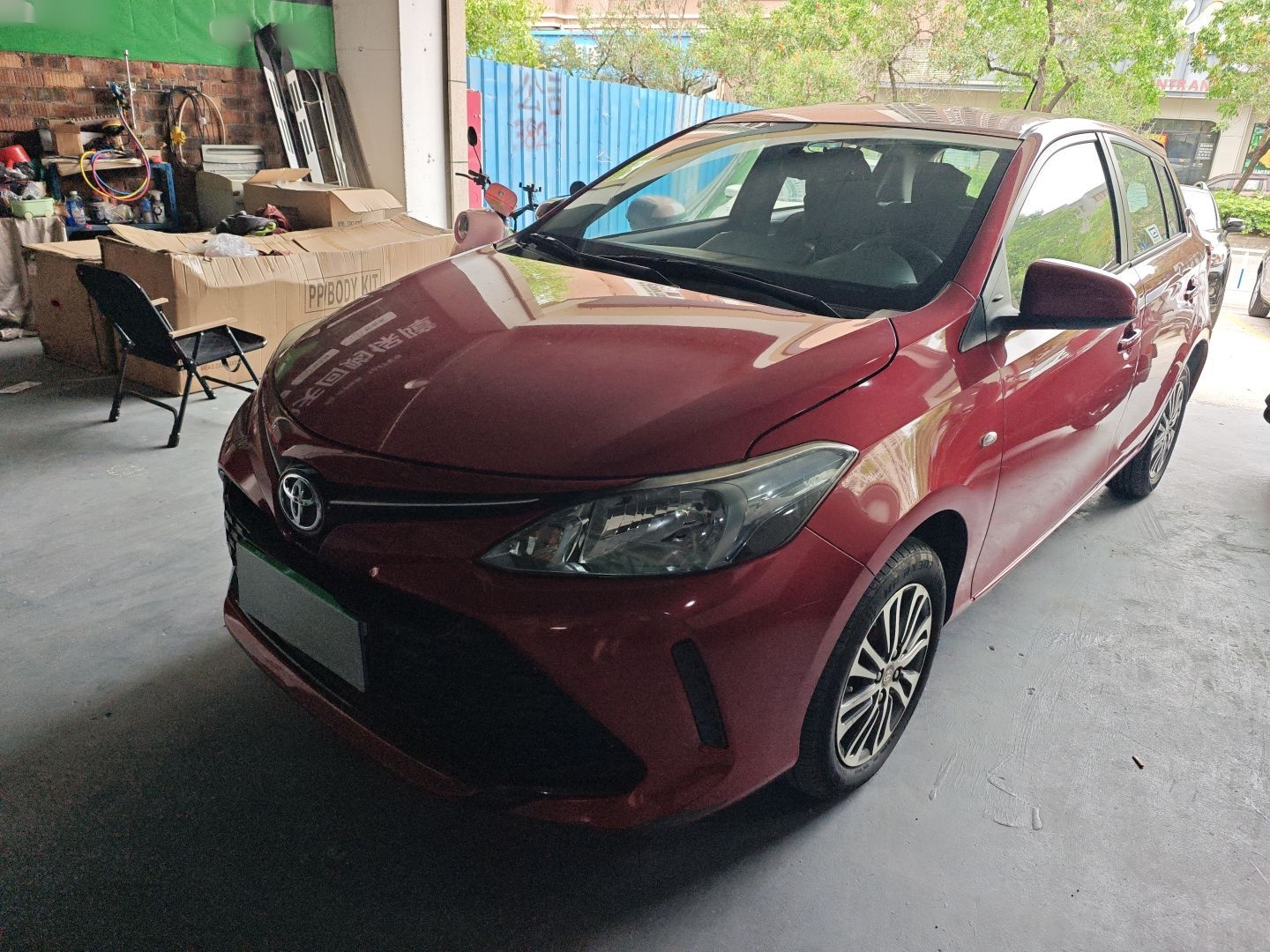 Под передней частью автомобиля