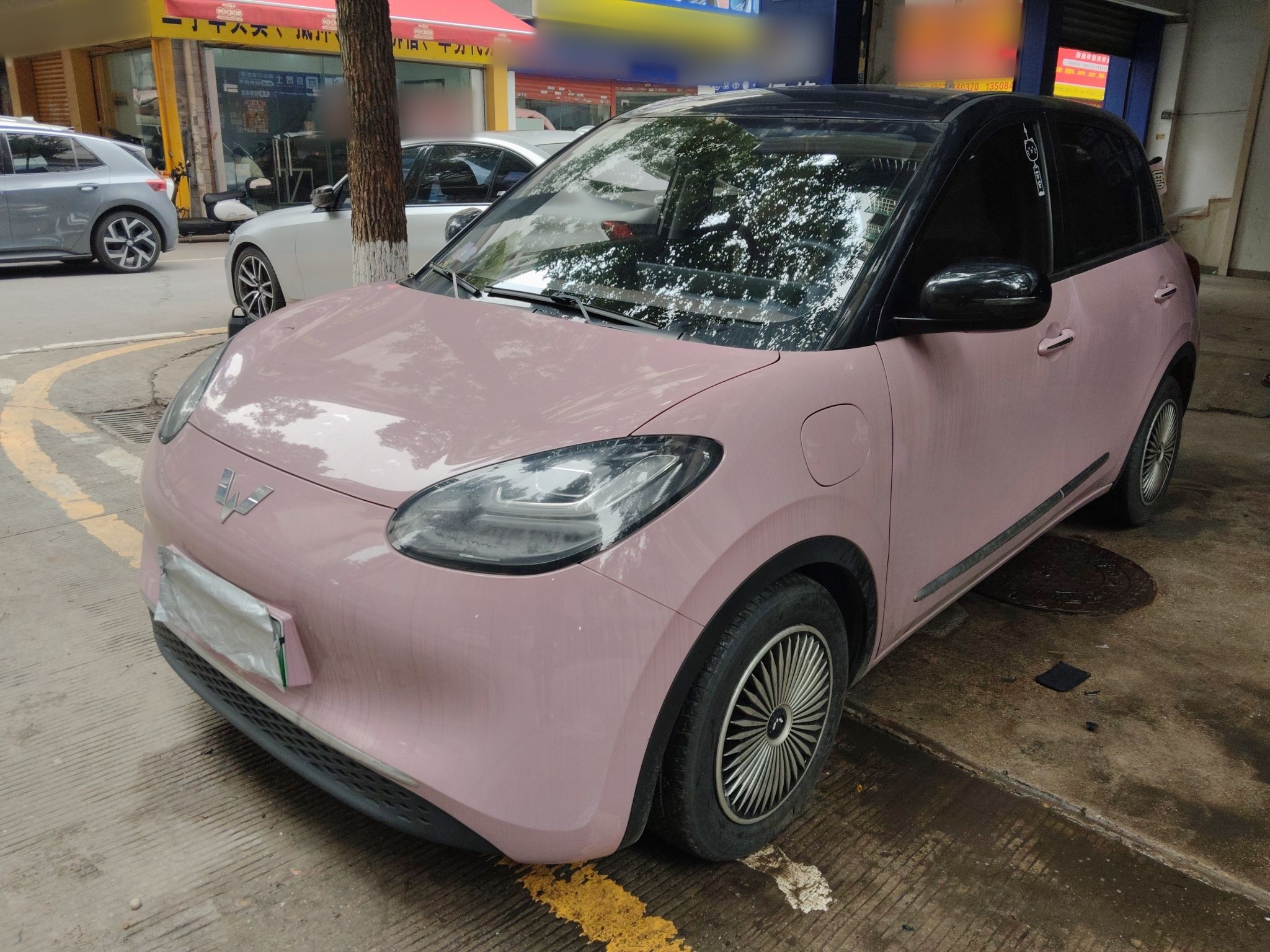 Под передней частью автомобиля