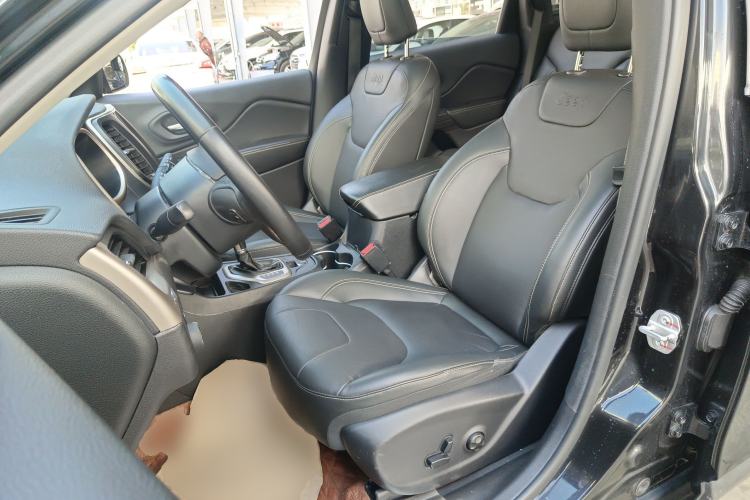 Used Jeep Cherokee 2017 2.0L Superior Edition