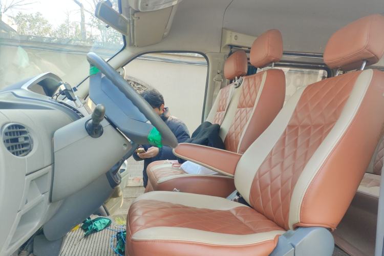 Used SAIC MAXUS Xintu V80 2015 2.5T Manual Aoyuntong Version Short Wheelbase Mid-Roof
