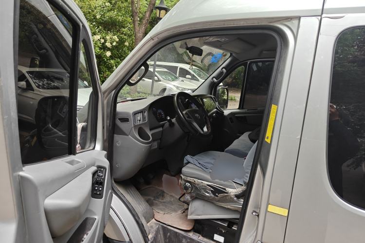 Used Foton Toano 2023 Joy Elephant Multi-Function 2.0T Manual Long-Wheelbase Mid-Roof Model with Single Rear Tire Available in 5/6/7/9-Seater Configurations Driver Seat