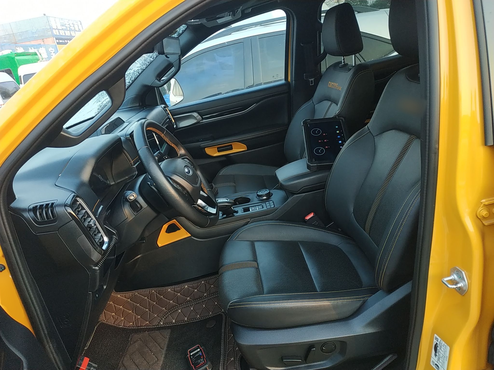 Переднее сиденье в автомобиле