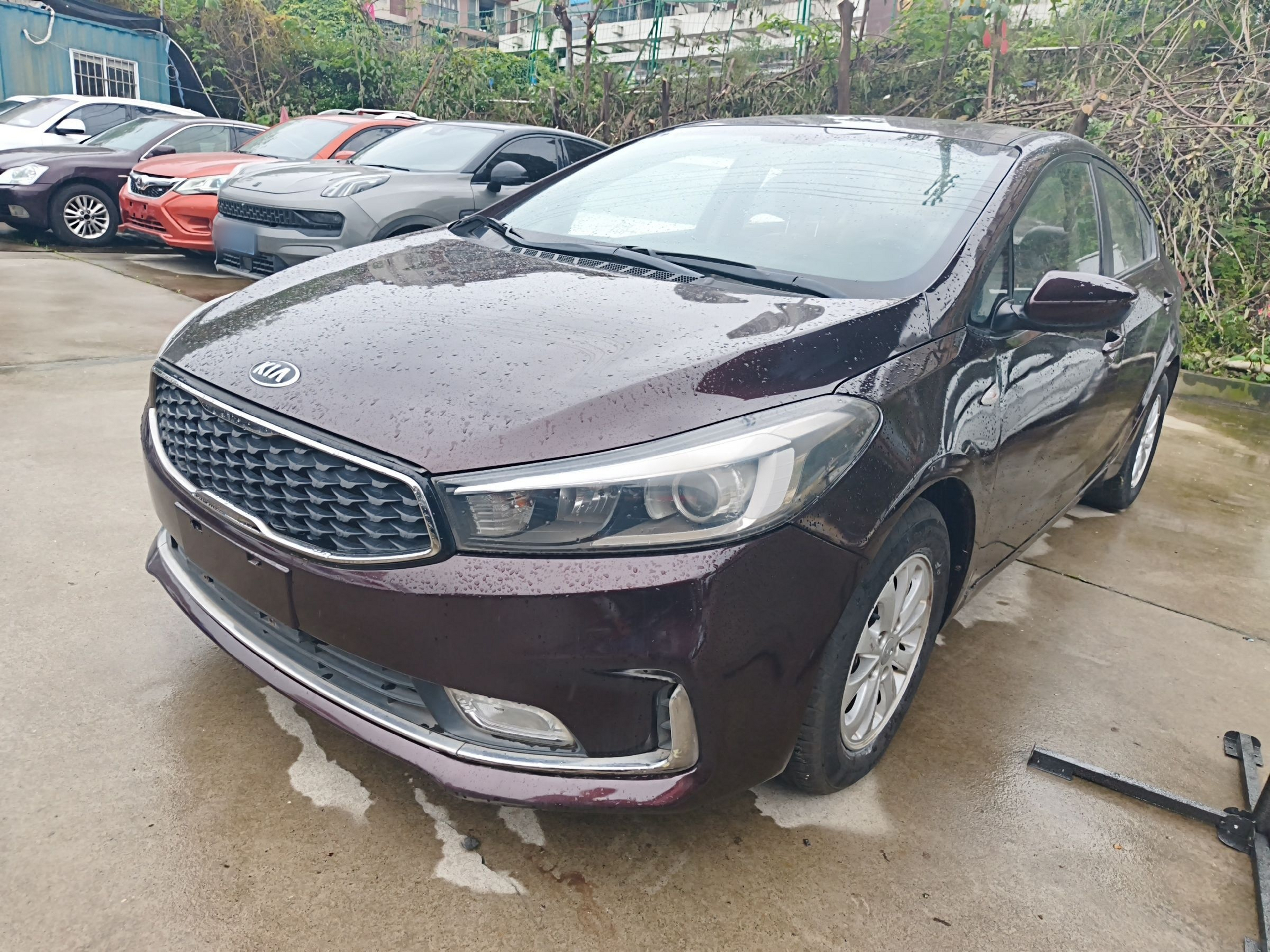 Под передней частью автомобиля