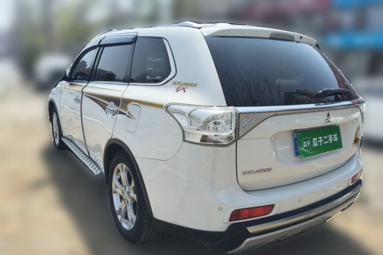 Used Mitsubishi Outlander 2014 2.4L 4x4 Deluxe Value Edition 5 Seats Rear Left 45 Deg