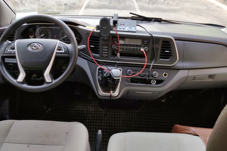 Used SAIC MAXUS Xintu V80 2021 2.0T PLUS AMT Van Short Wheelbase Mid-Roof Design 3 Seats
