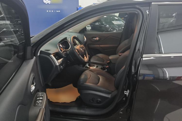 Used Jeep Cherokee 2020 2.0L Two-Wheel Drive Classic Sports Edition