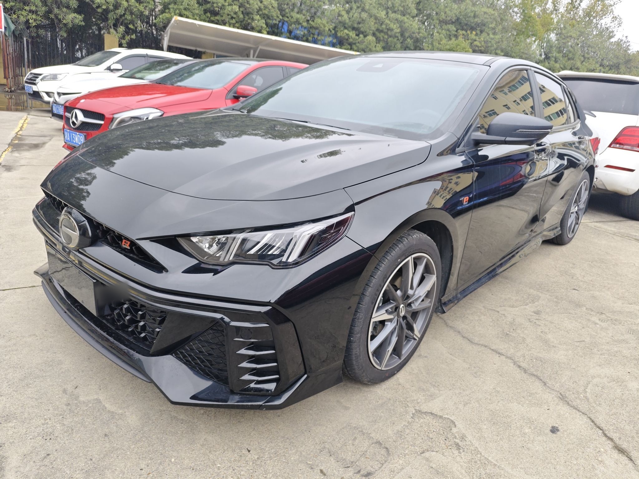 Под передней частью автомобиля