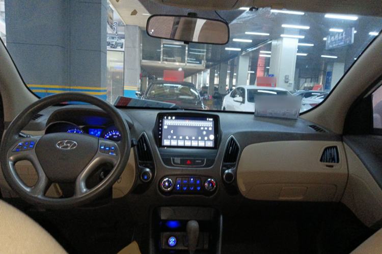 Used Hyundai ix35 2013 2.0L Automatic Two-Wheel Drive Comfort GL China V Standard Center Console