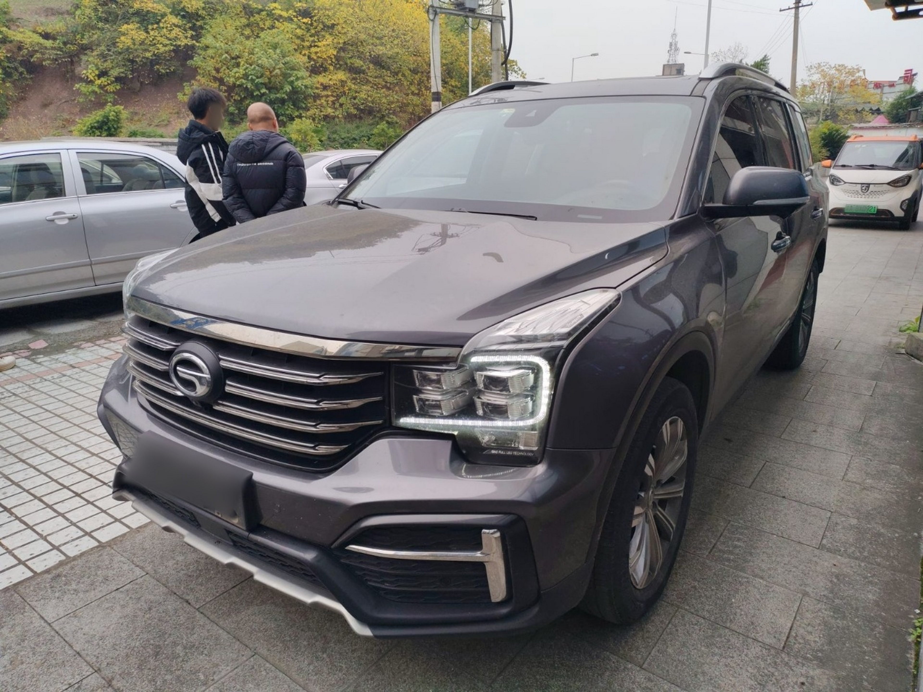 Под передней частью автомобиля