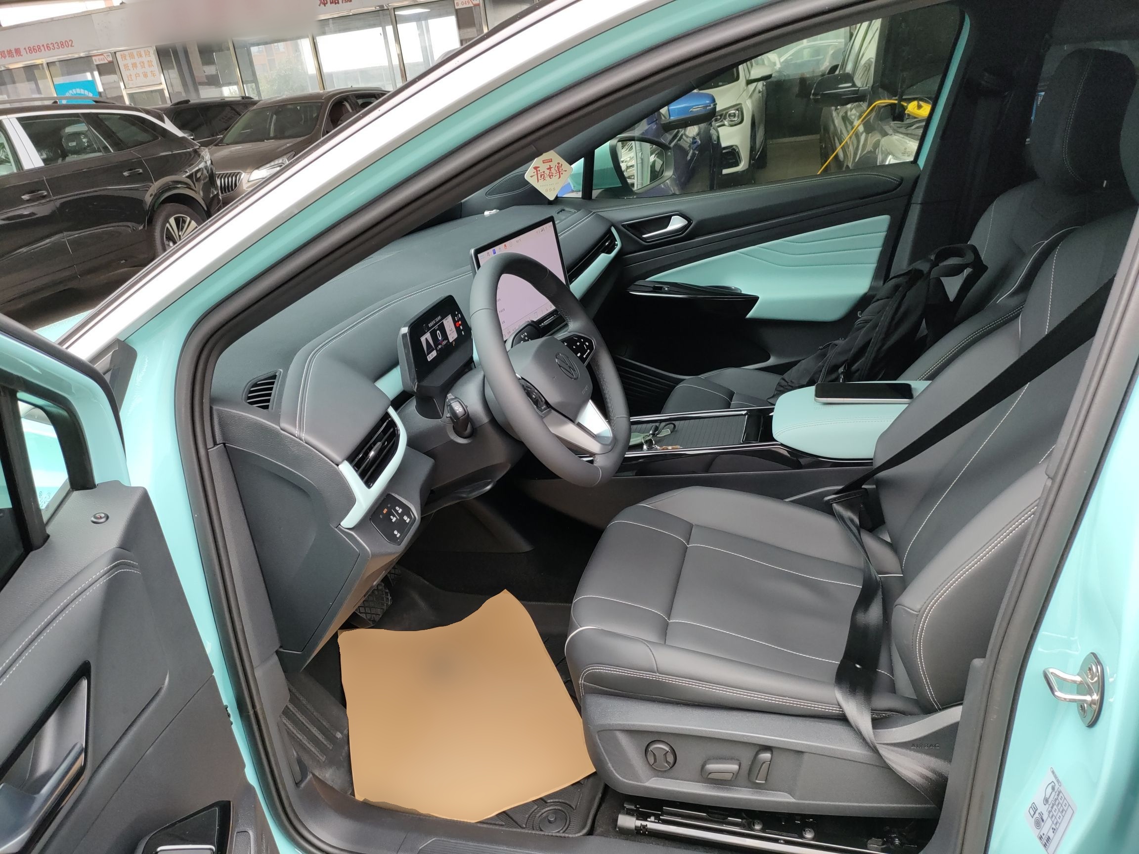 المقاعد الأمامية داخل السيارة