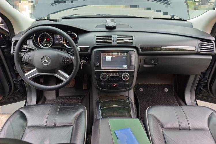 Used Mercedes-Benz R-Class 2017 R 320 4MATIC Business Edition Prestige Model Center Console