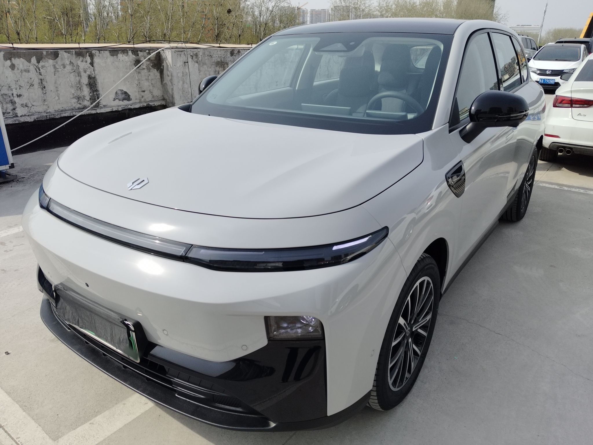 Под передней частью автомобиля