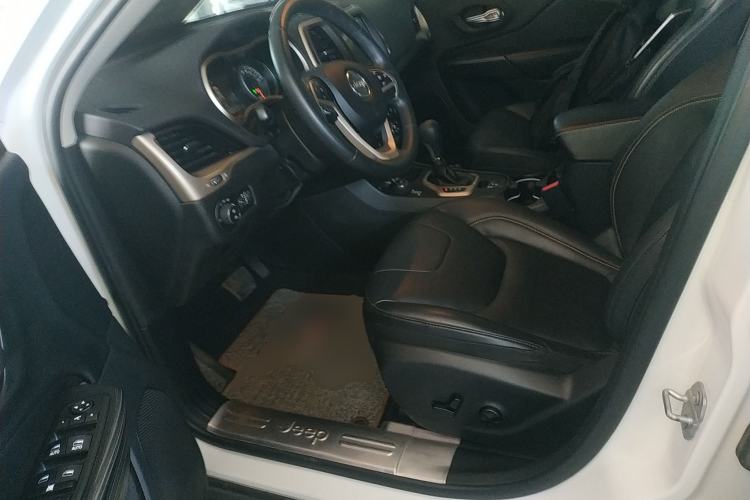 Used Jeep Cherokee 2016 2.4L 75th Anniversary Edition Left Front Seat