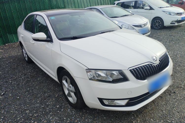 Used Skoda Octavia 2015 1.6L Manual Yijun Edition Front Right 45 Deg