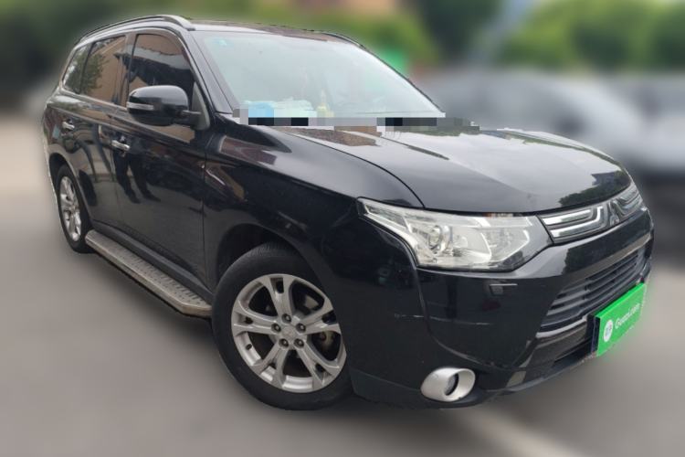 Used Mitsubishi Outlander 2013 2.4L 4x4 Luxury Navigation Edition 5 Seats Front Right 45 Deg