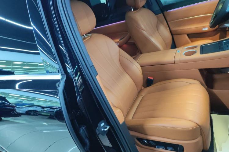 Used Hima AITO M8 2025 Extended-Range Max+ Version 53.4 kWh 5-Seater Edition Right Front Seat