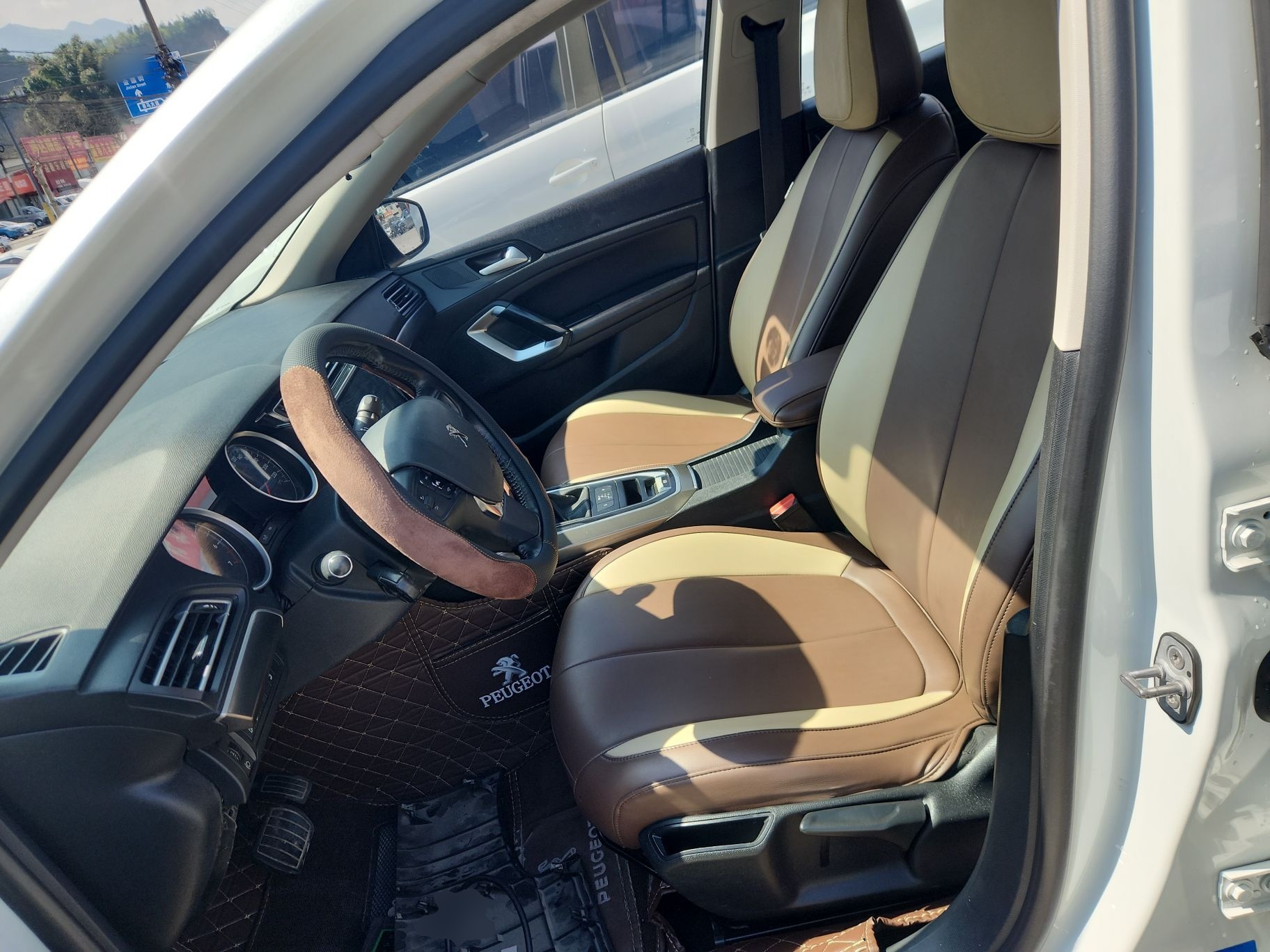 المقاعد الأمامية داخل السيارة