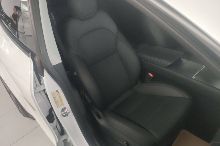 Used Tesla Model Y 2025 Long-Range All-Wheel-Drive Version
