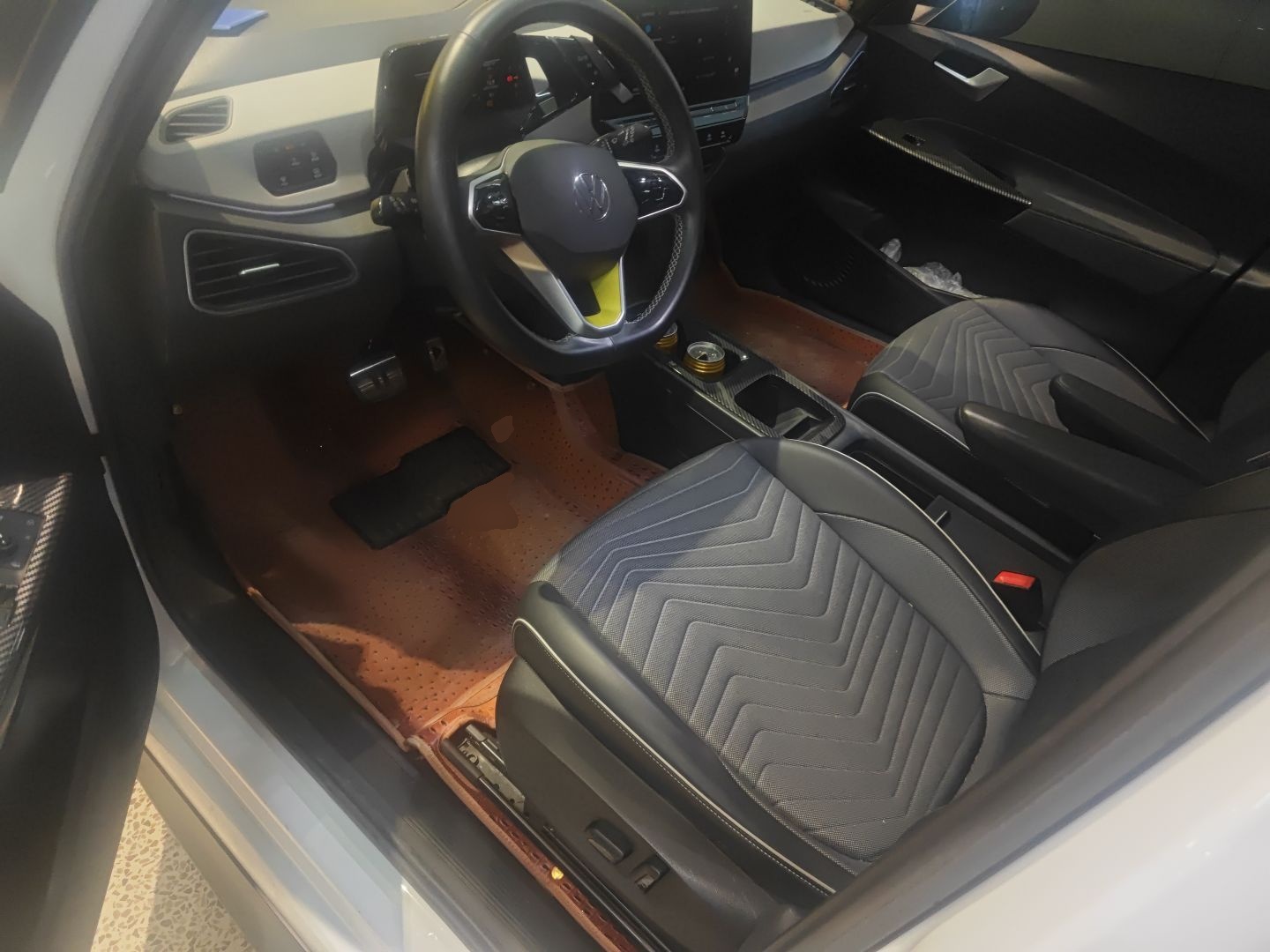 المقاعد الأمامية داخل السيارة