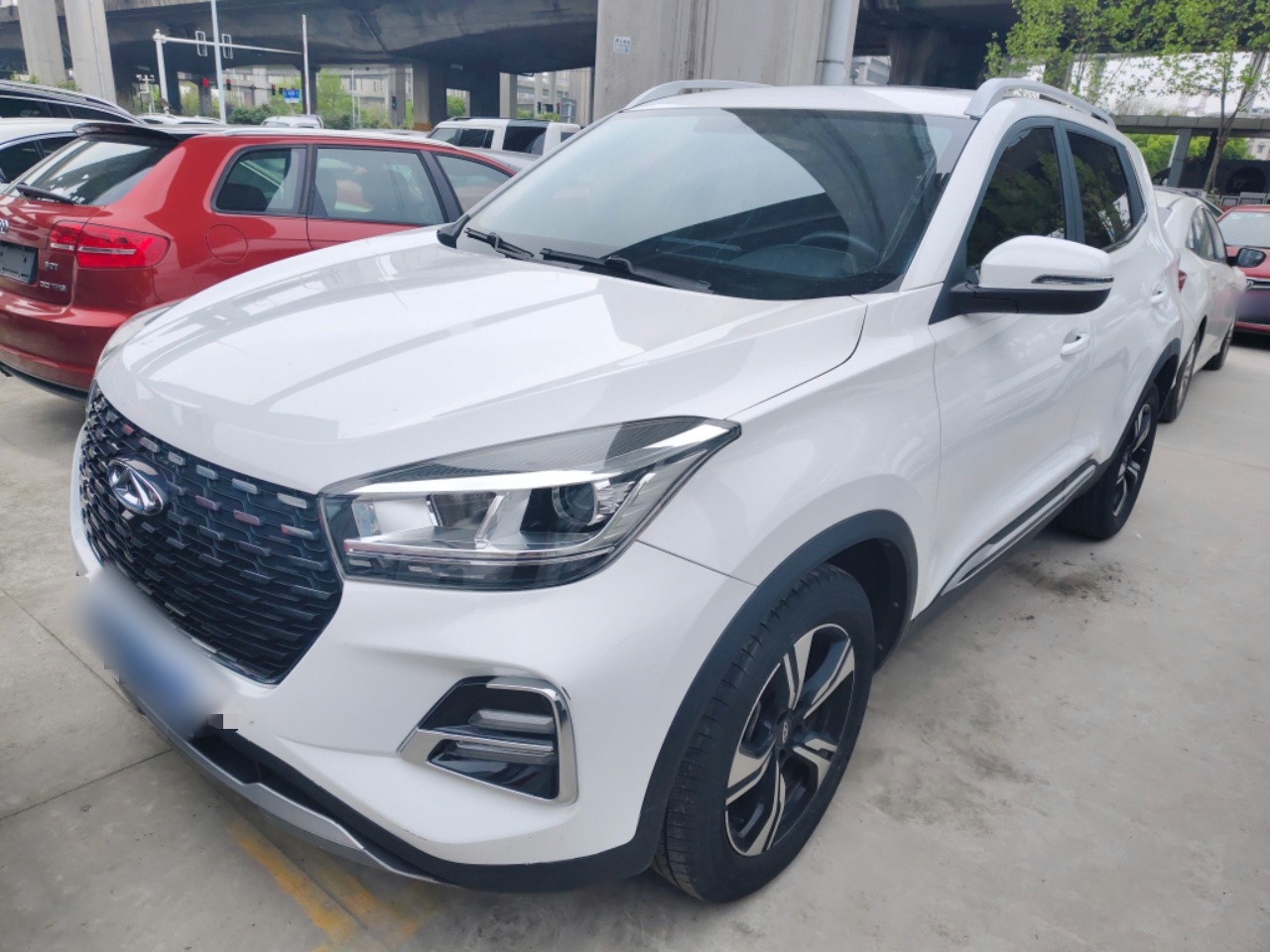 Под передней частью автомобиля