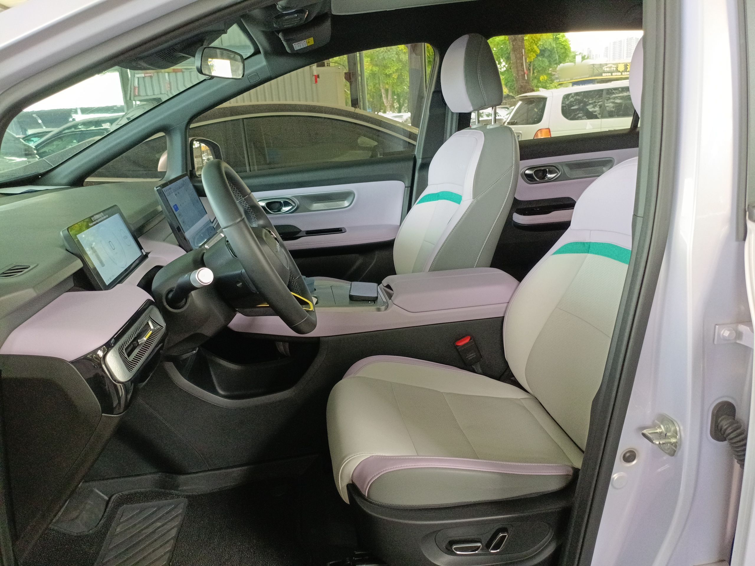 المقاعد الأمامية داخل السيارة