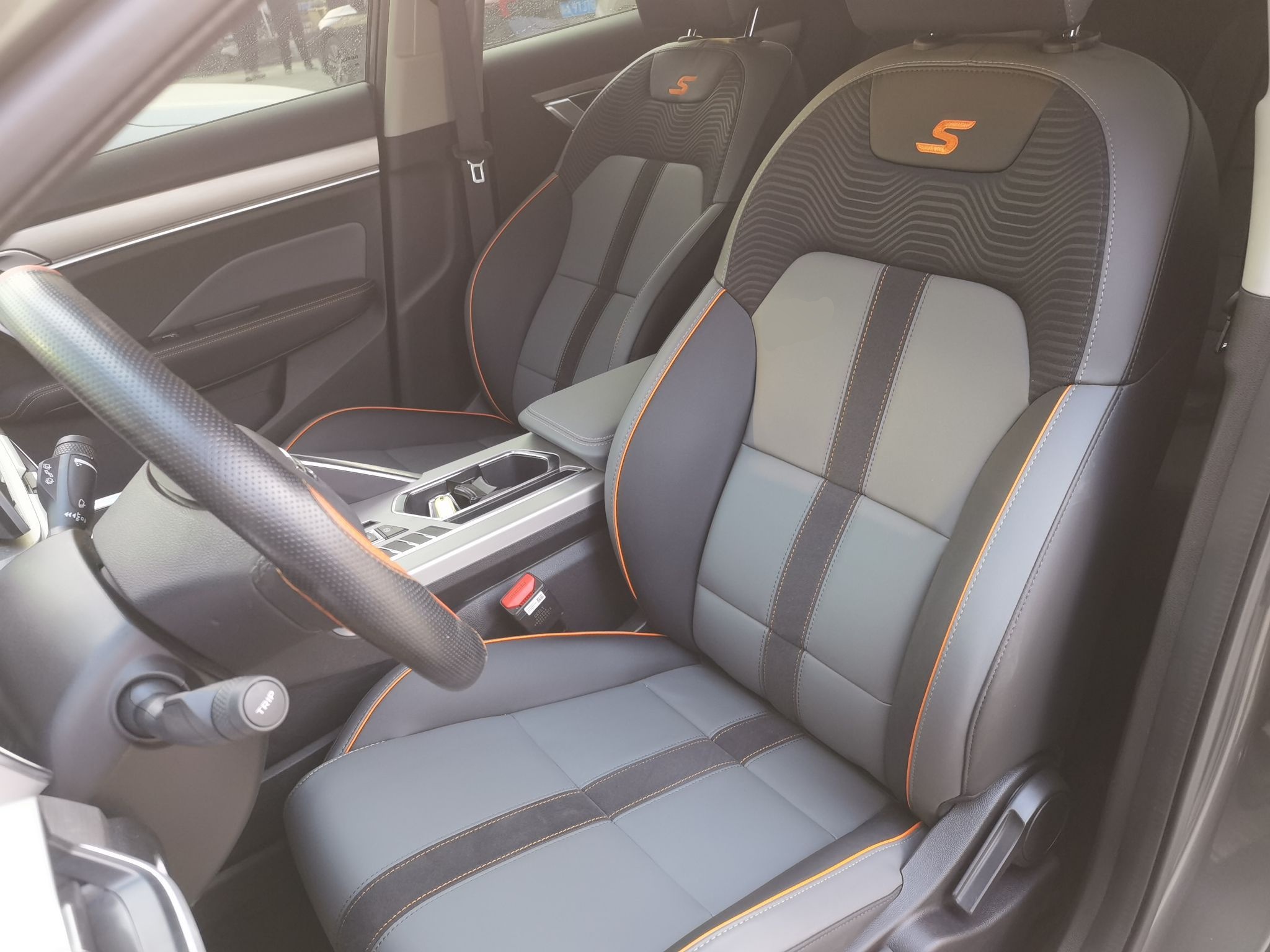 Переднее сиденье в автомобиле