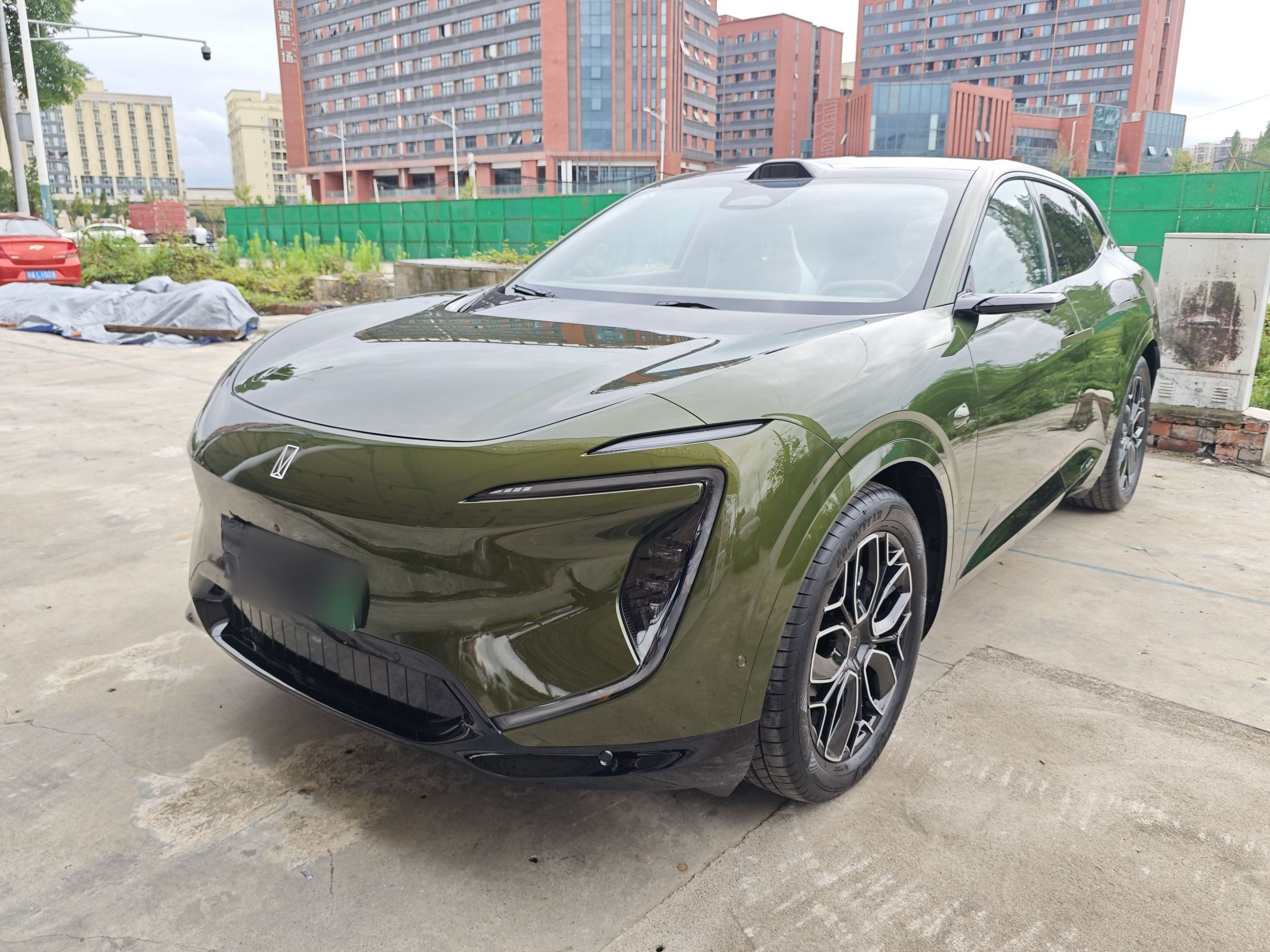 Под передней частью автомобиля