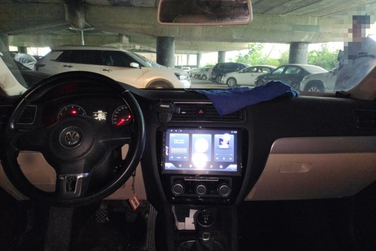 Used Volkswagen Sagitar 2014 1.6L Manual Comfort Model Center Console