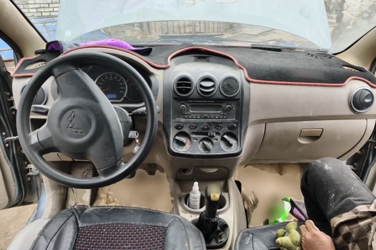 Used Wuling Hongguang 2010 1.2L Comfort Edition China IV Center Console