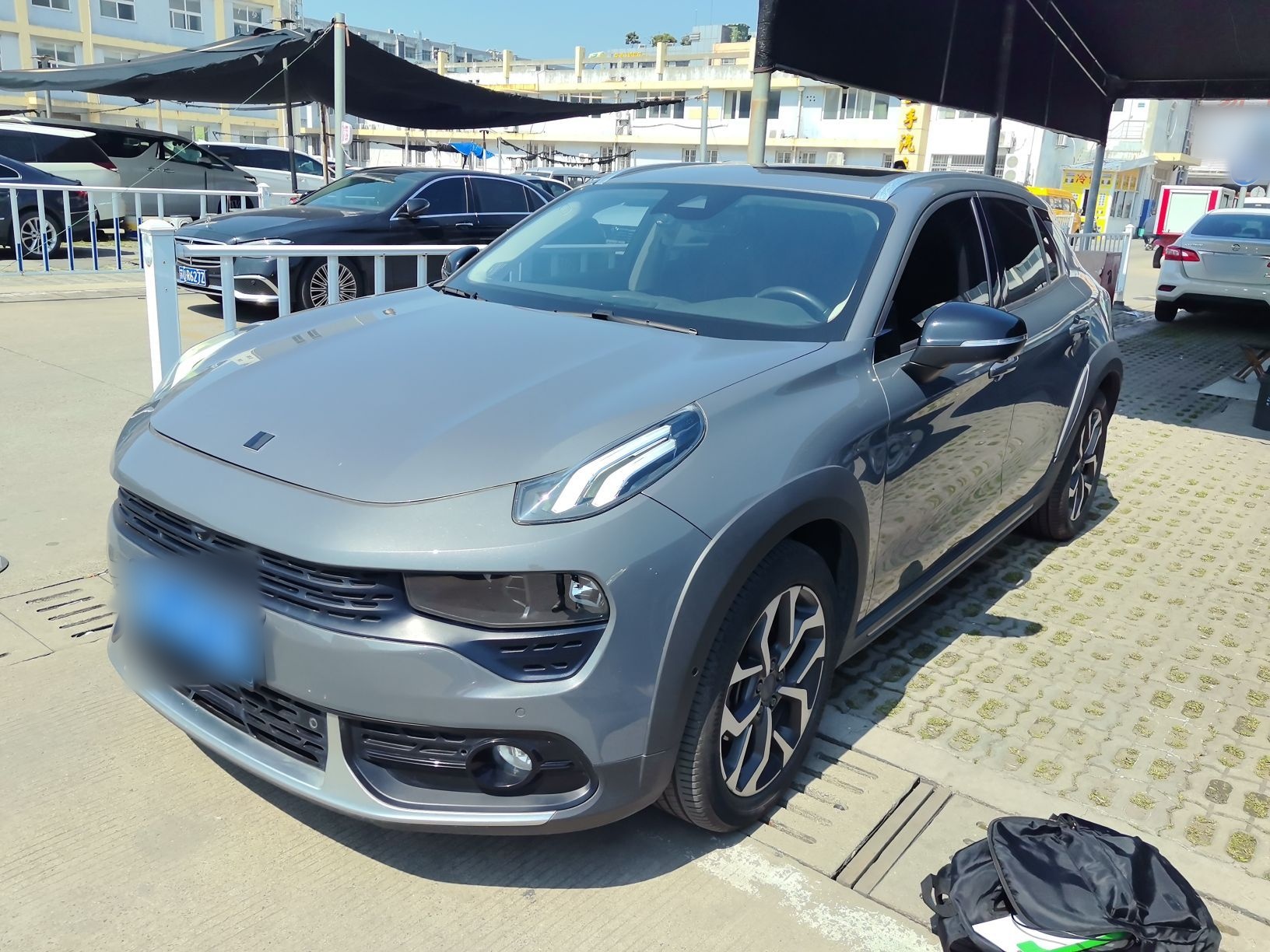 تحت مقدمة السيارة