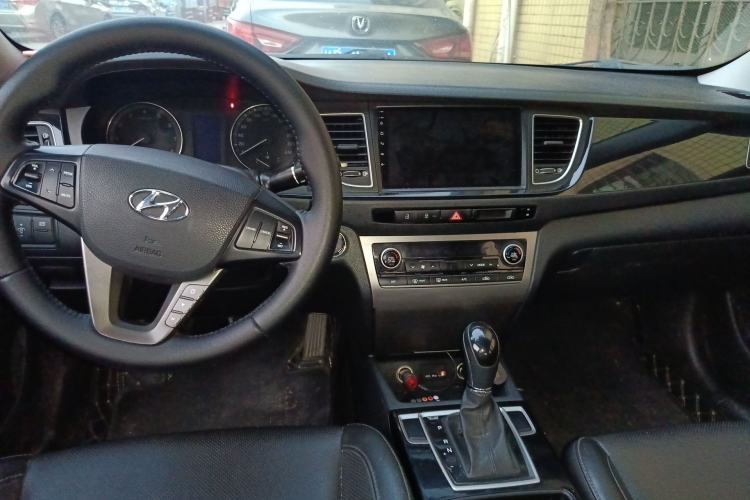 Used Hyundai Mistra 2014 1.8L Automatic Smart GLS Center Console