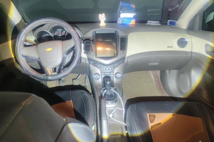 Used Chevrolet Cruze 2015 1.5L Classic SE MT Center Console