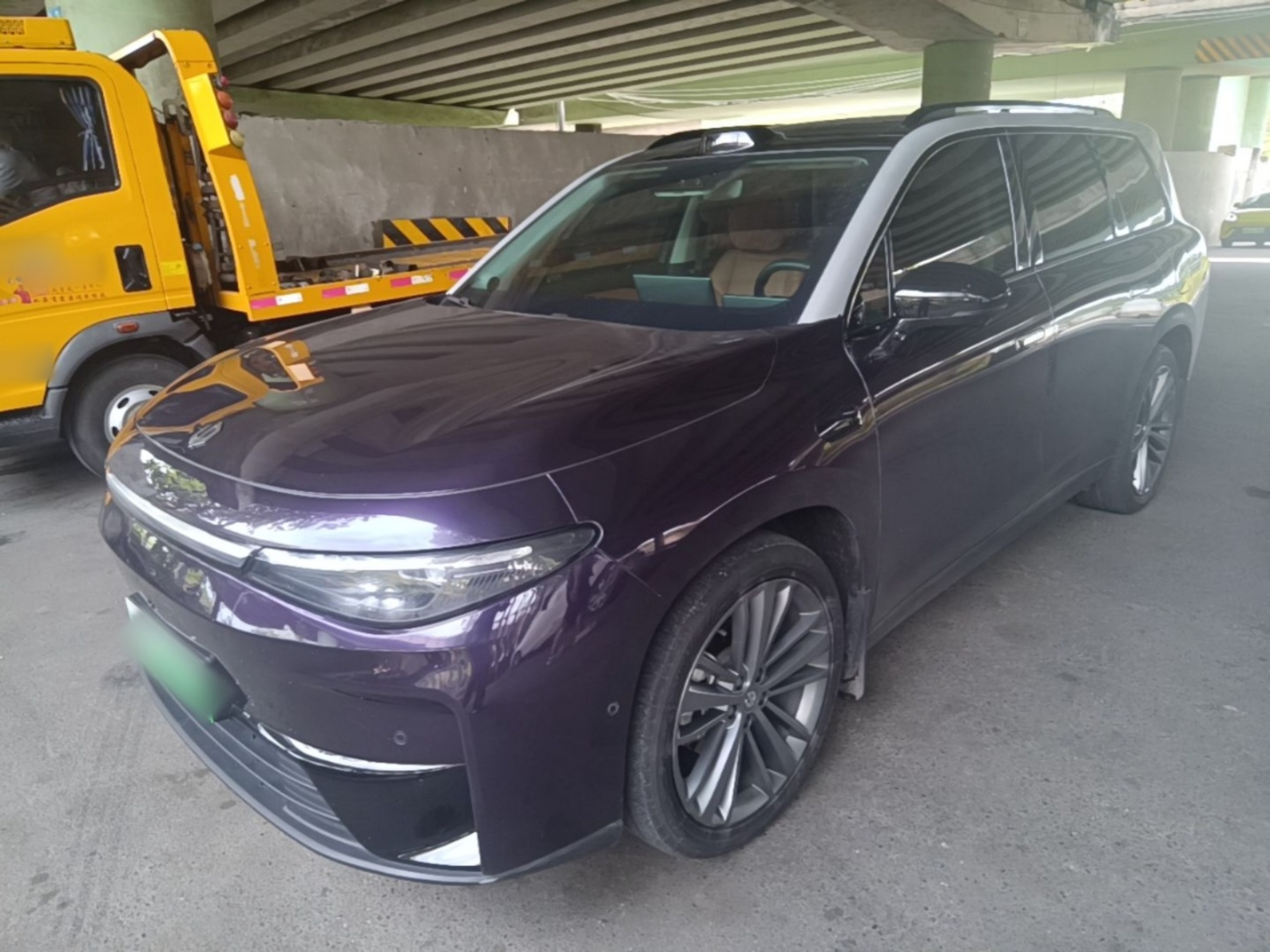 Под передней частью автомобиля