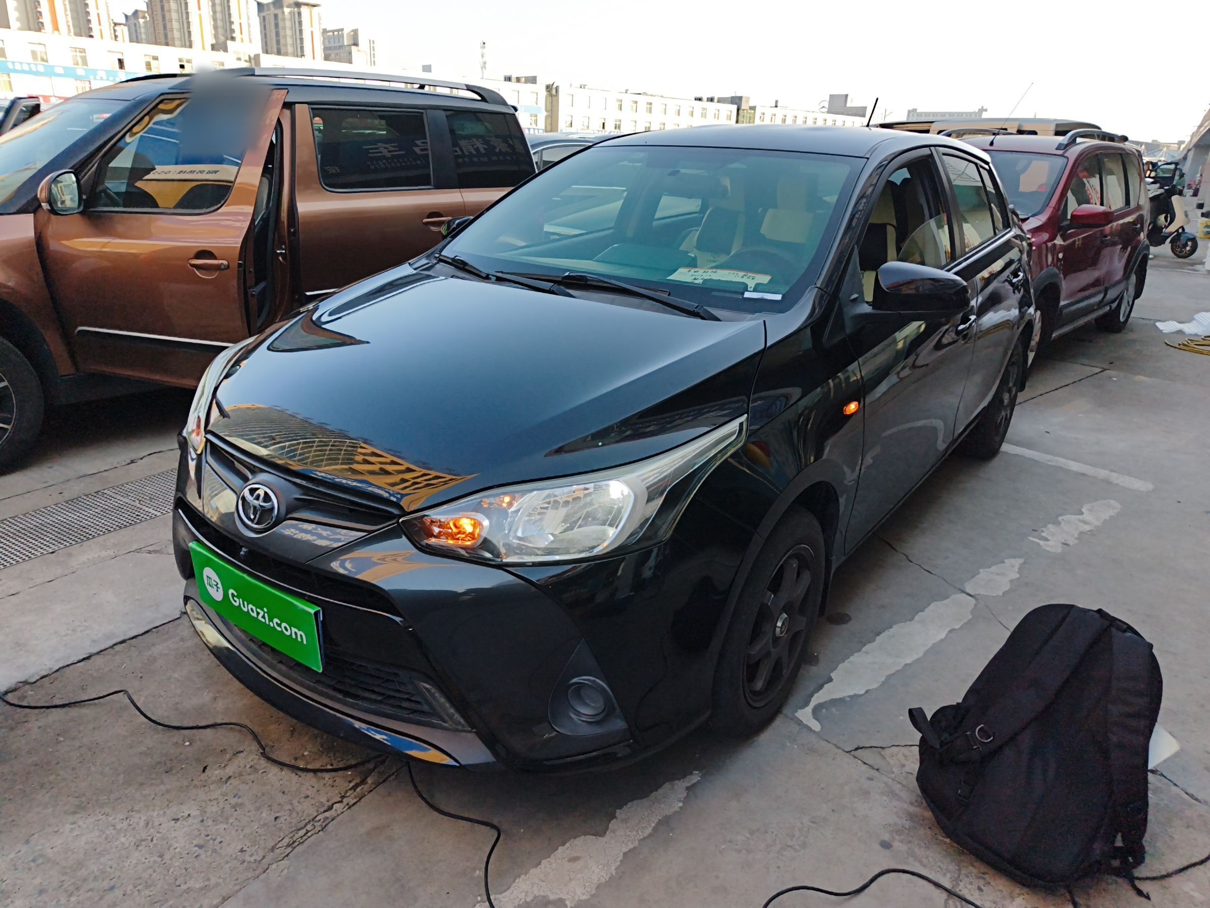 تحت مقدمة السيارة