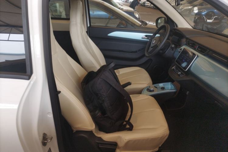 Used Brilliance Xinri i03A 2021 318 km 31.45 kWh Right Front Seat