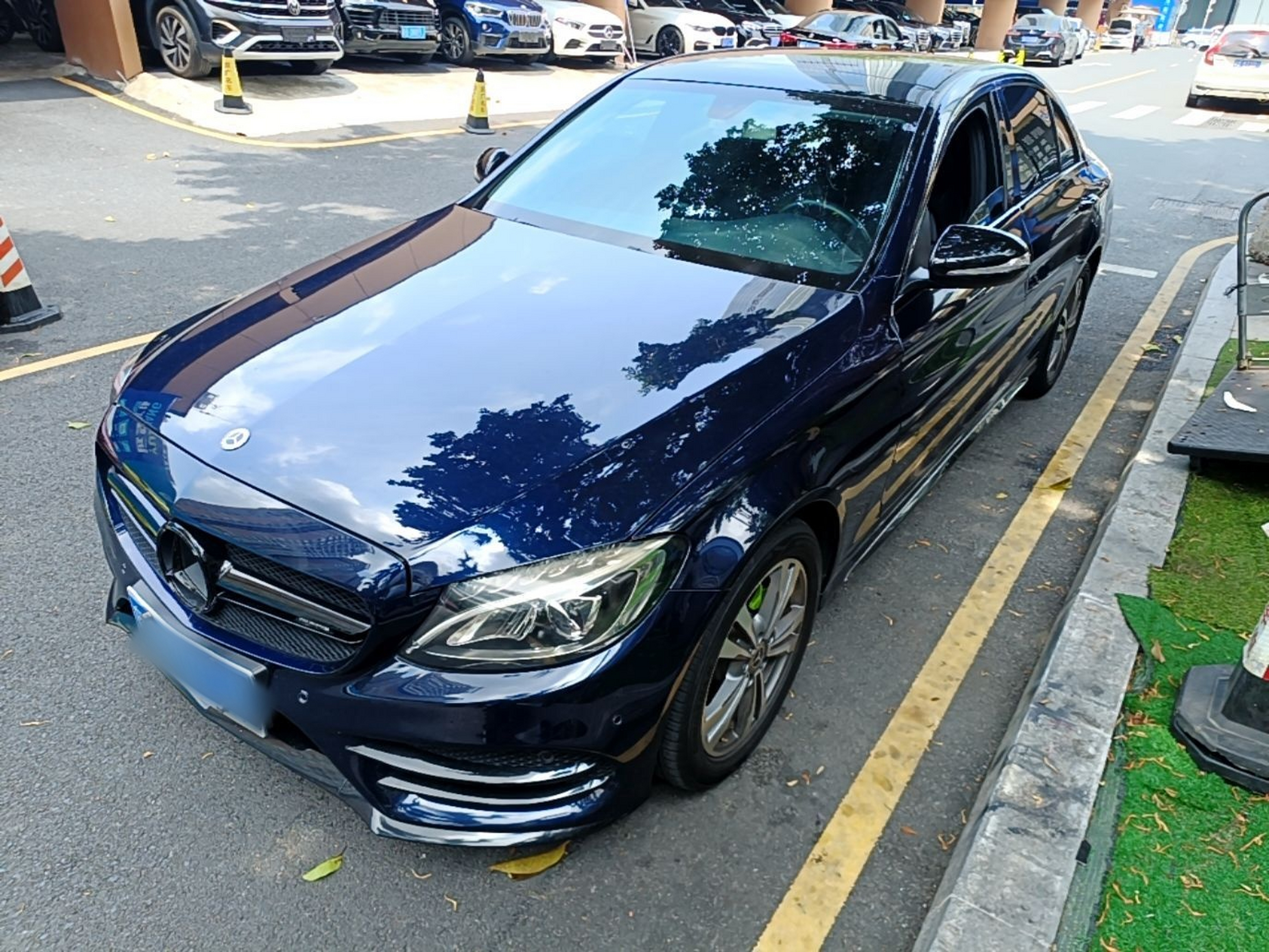 Под передней частью автомобиля