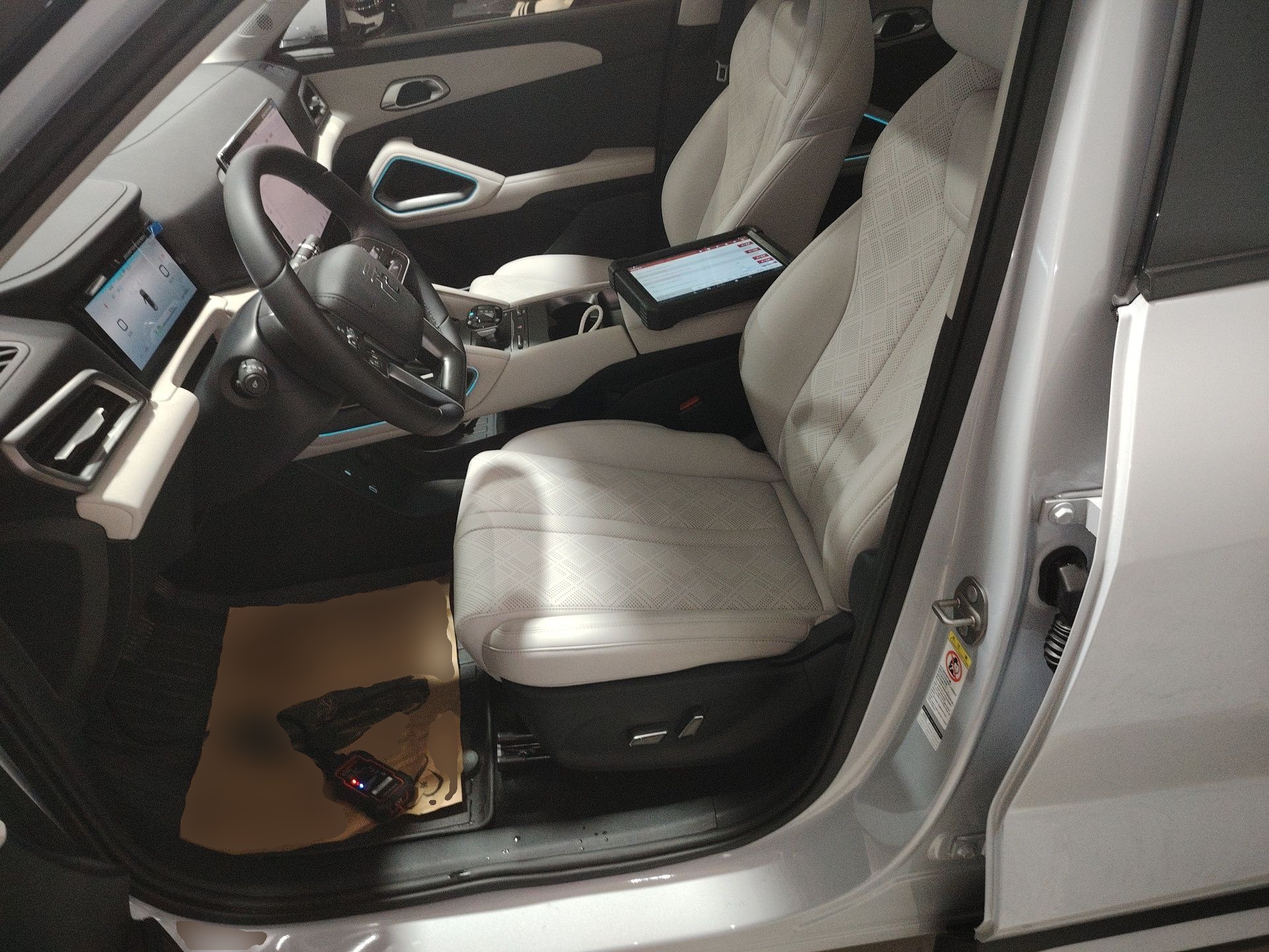 المقاعد الأمامية داخل السيارة