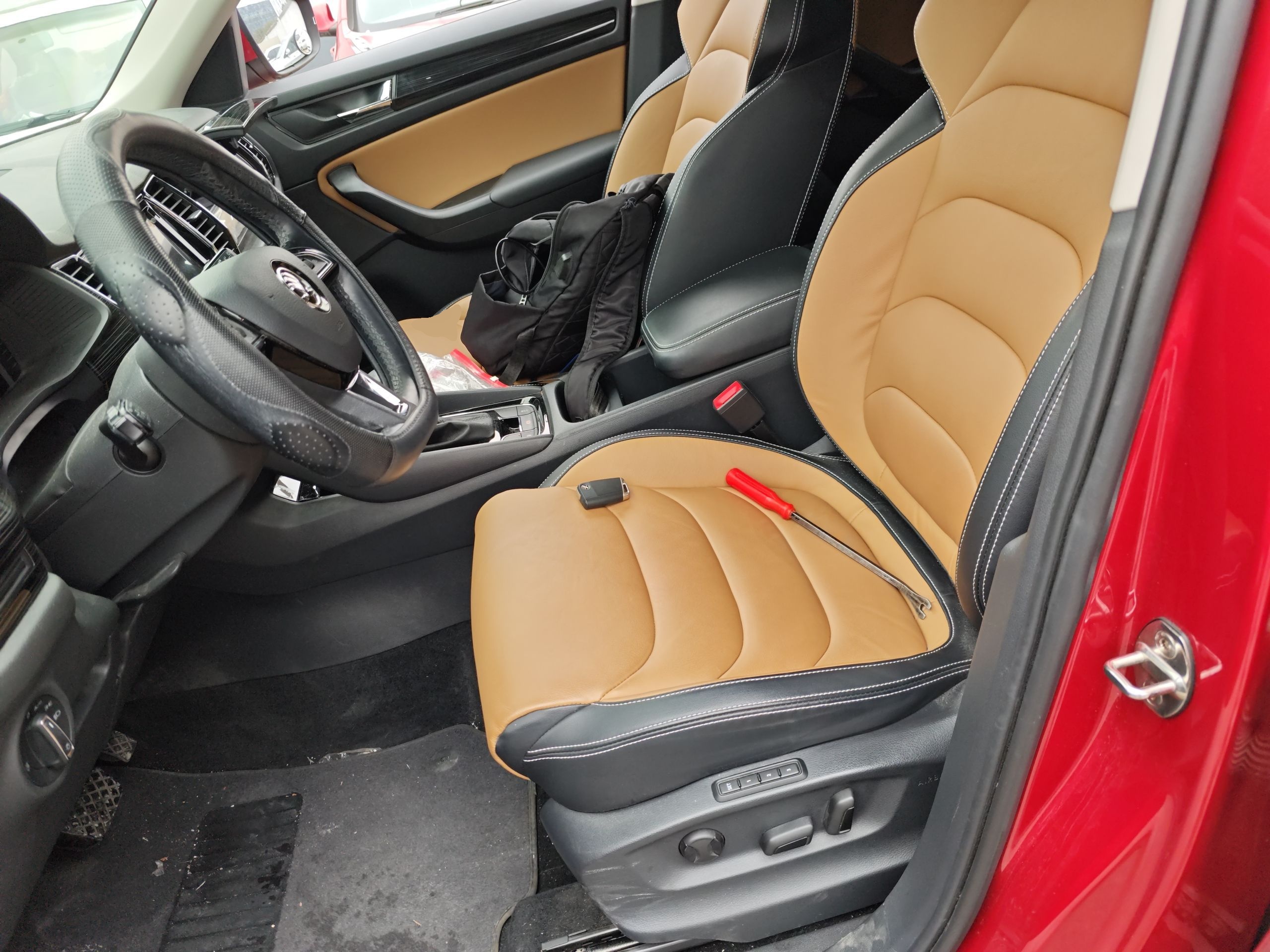 المقاعد الأمامية داخل السيارة