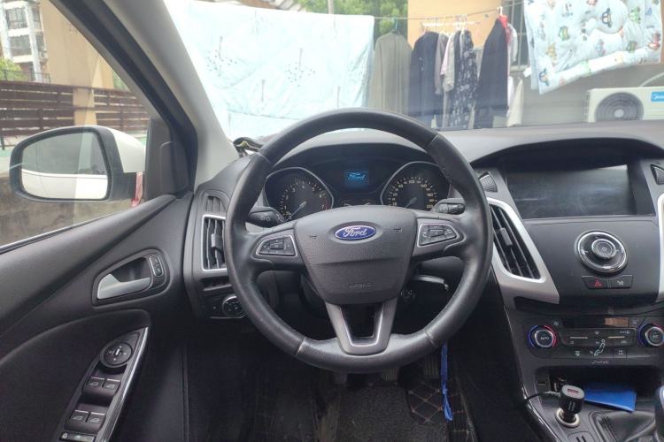 Used Ford Focus 2015 Sedan EcoBoost 125 Manual – Ultra-Style Edition Steering Wheel