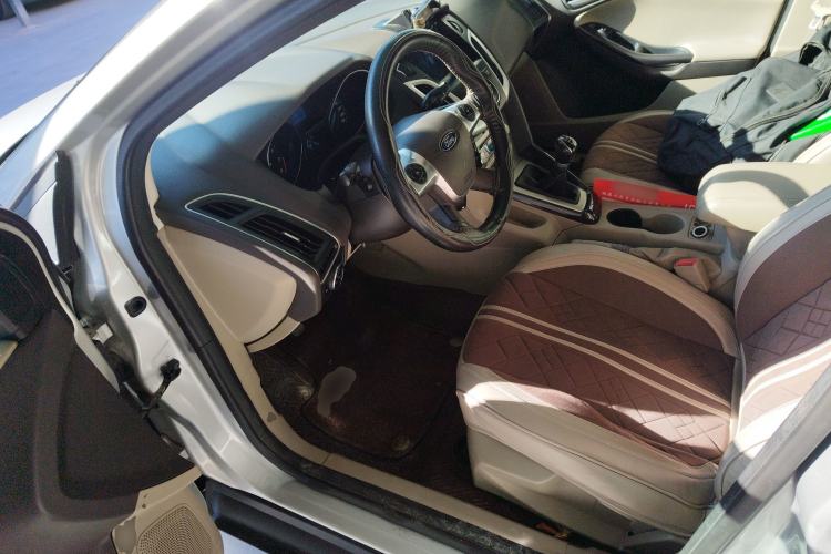 Used Ford Focus 2012 Sedan 1.6L Manual Fashion Edition
