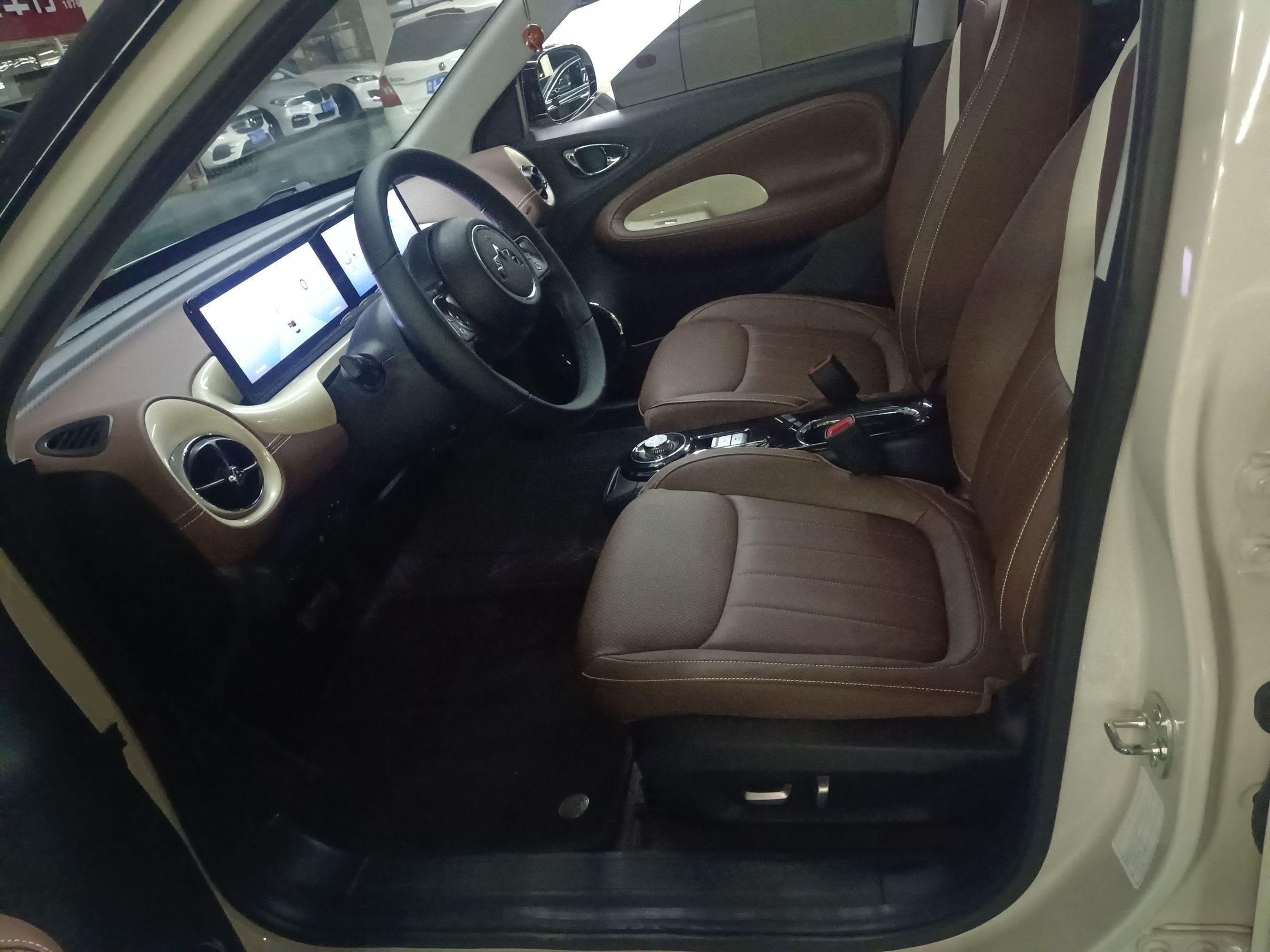 المقاعد الأمامية داخل السيارة