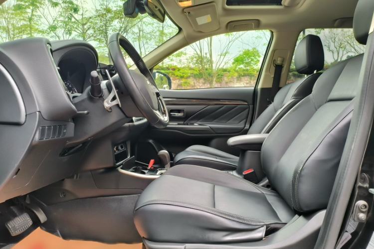 Used Mitsubishi Outlander 2019 2.4L 4x4 Zhi Xiang Edition 5 Seats China VI Standard