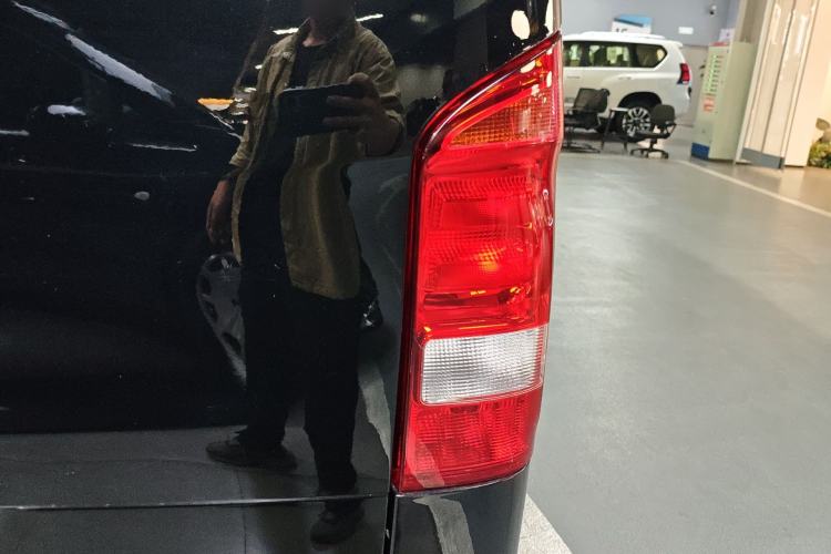 Used Mercedes-Benz Vito 2023 2.0T Elite Version 7 Seats Exterior 3